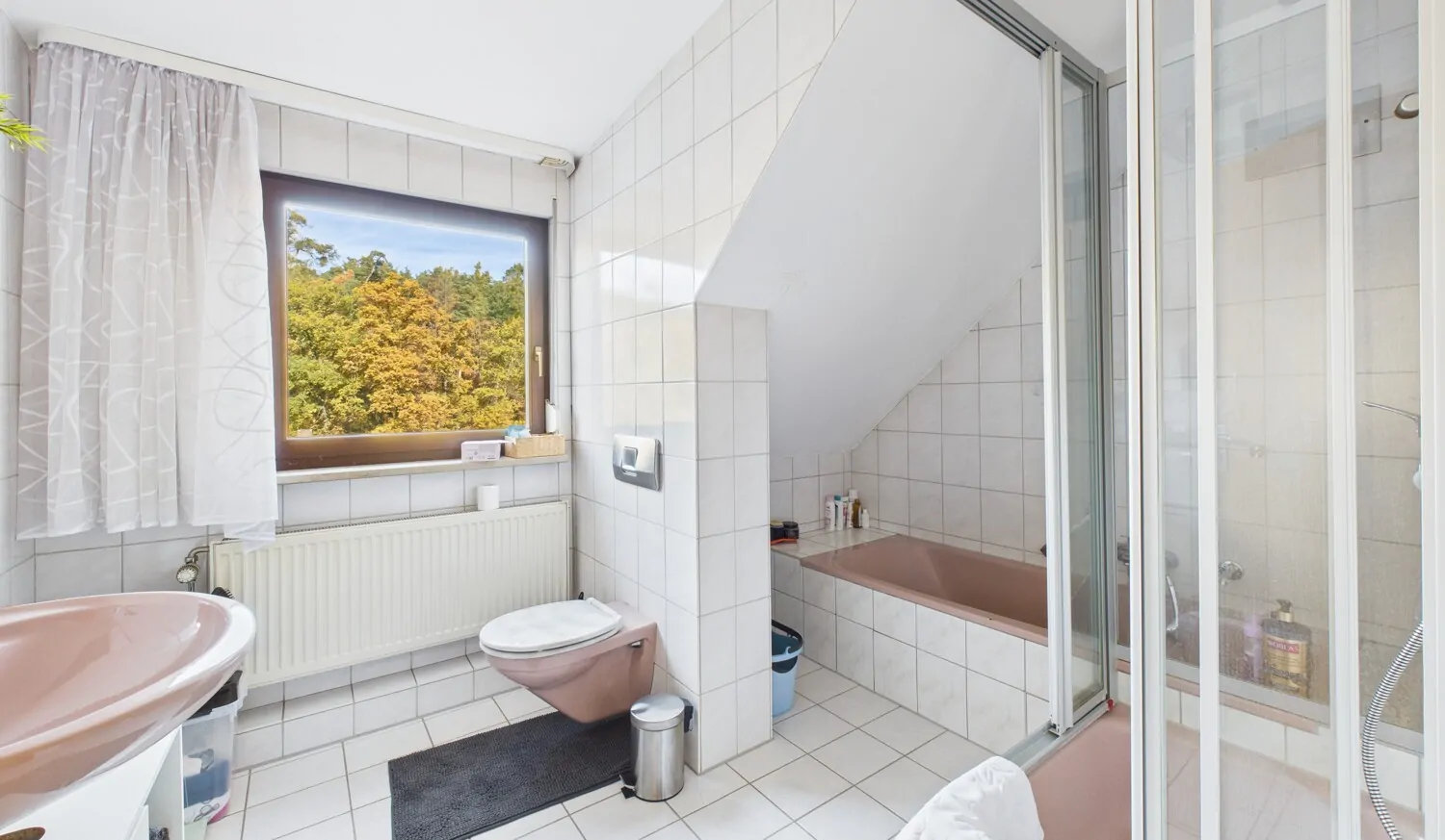 Tageslichtbad mit Dusche und Wanne im Dachgeschoss