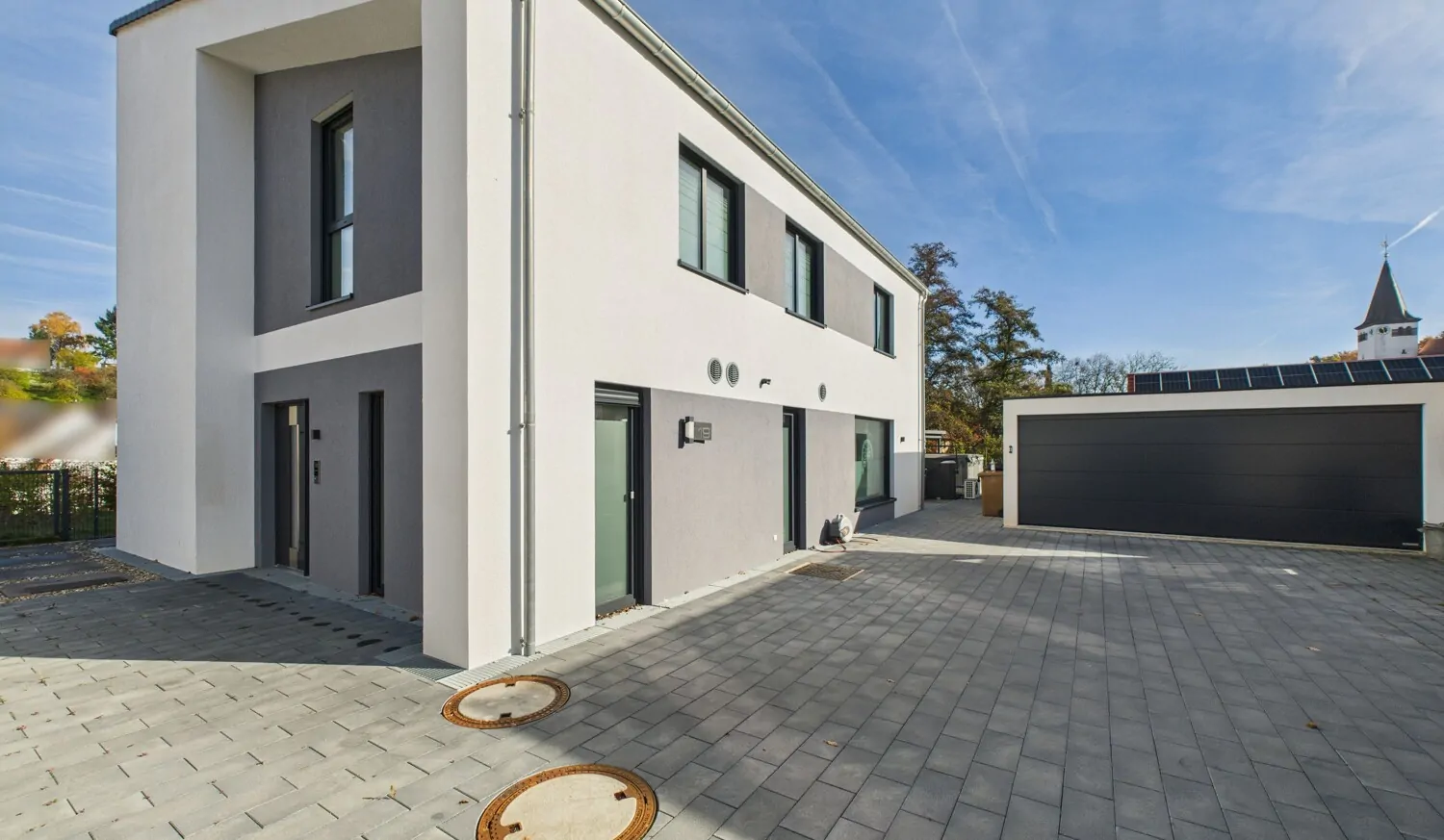 Eingang und Einfahrt