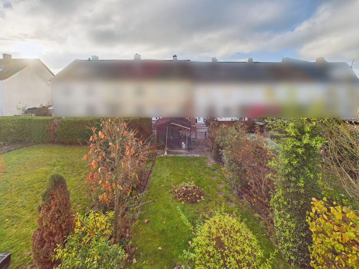 Blick von Balkon in Garten