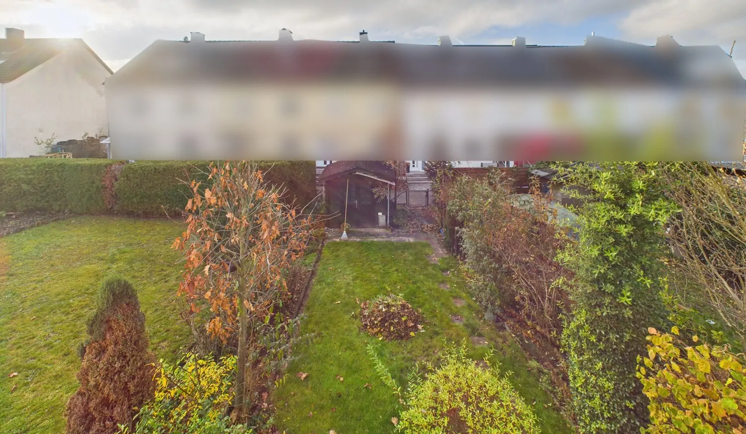 Blick von Balkon in Garten