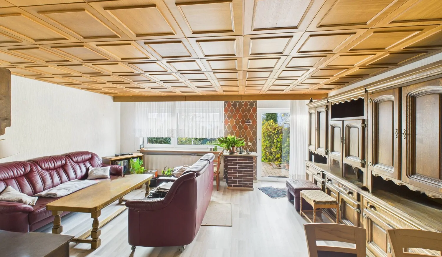 Wohnzimmer mit Blick nach außen