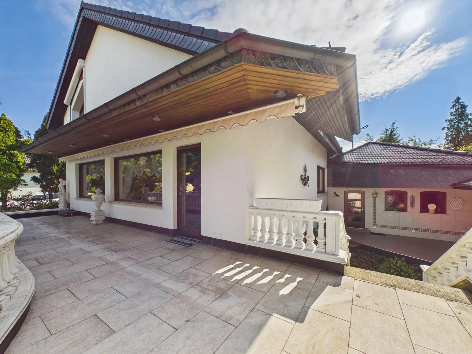großzügige Terrasse - zum Teil überdacht