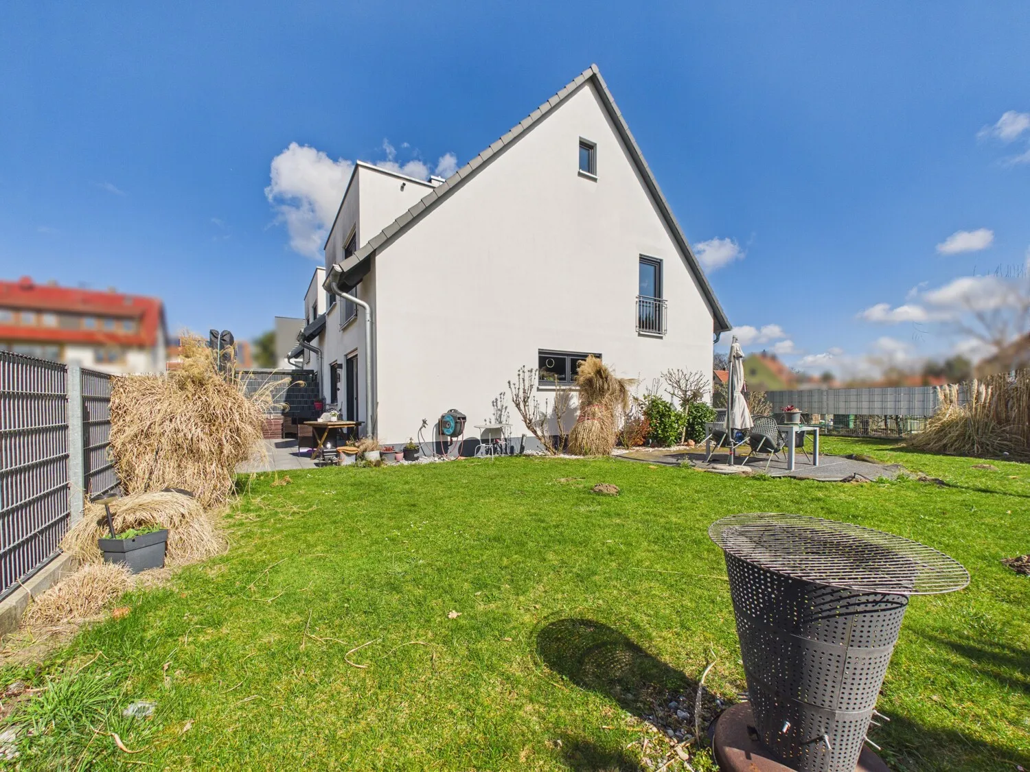 Großer Garten mit Terrasse