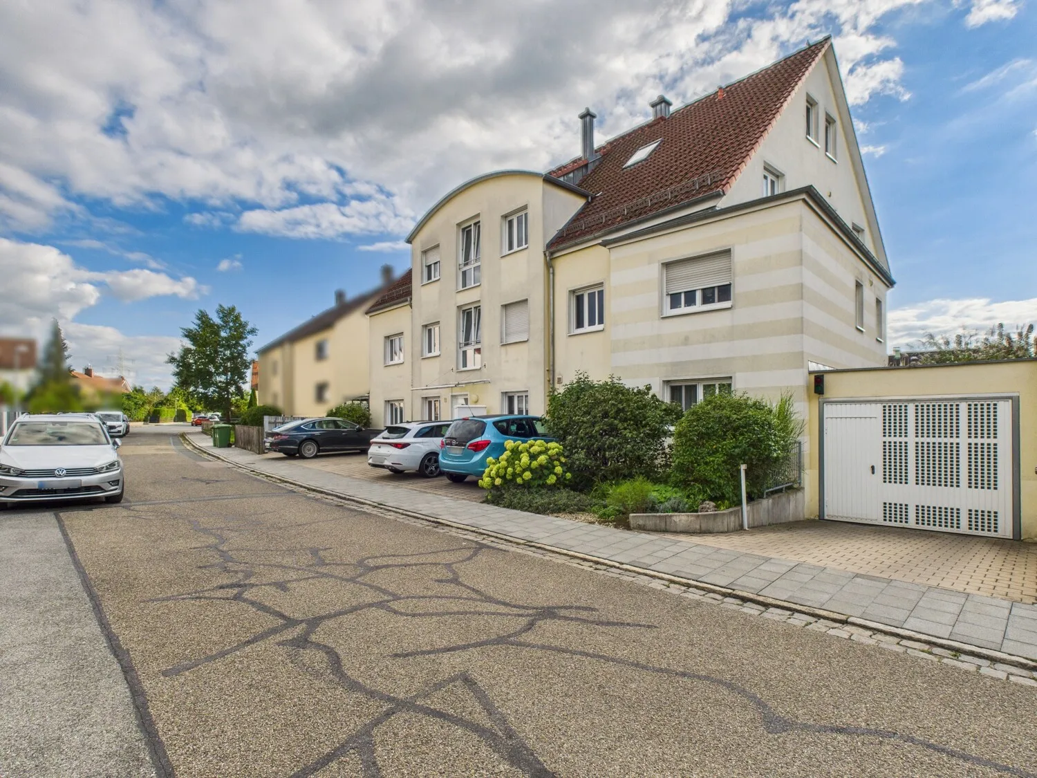Außenansicht mit Tiefgaragenzufahrt