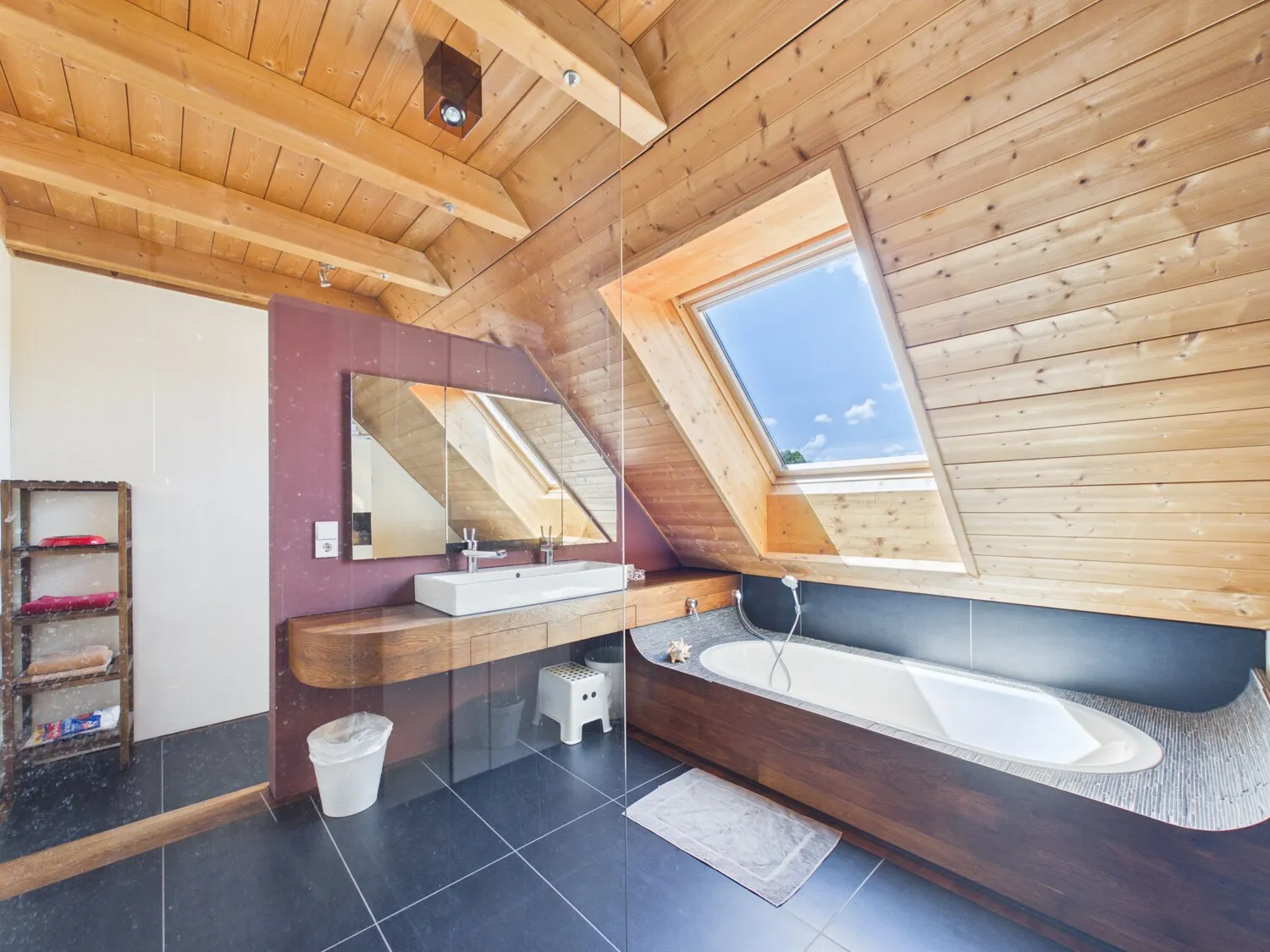 Bad mit außergewöhnlicher Badewanne