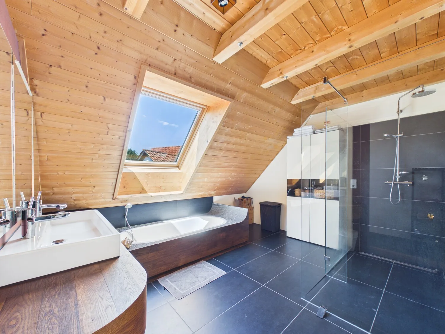 Bad mit großer Dusche