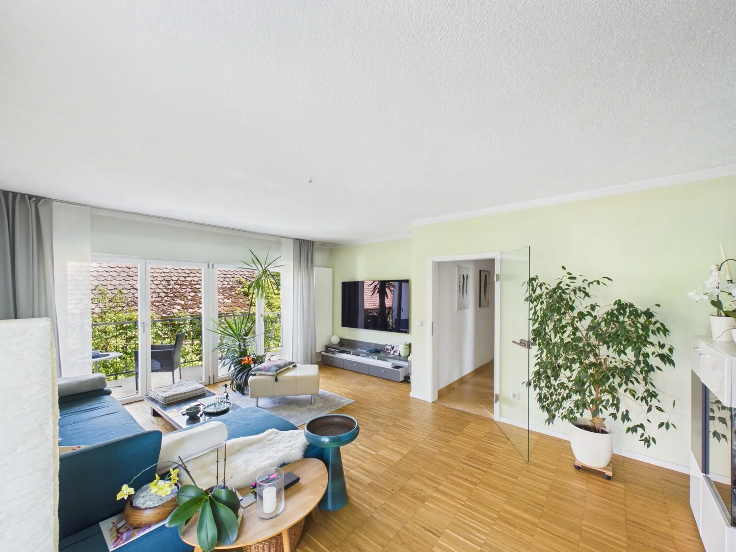 Wohnzimmer mit Balkon