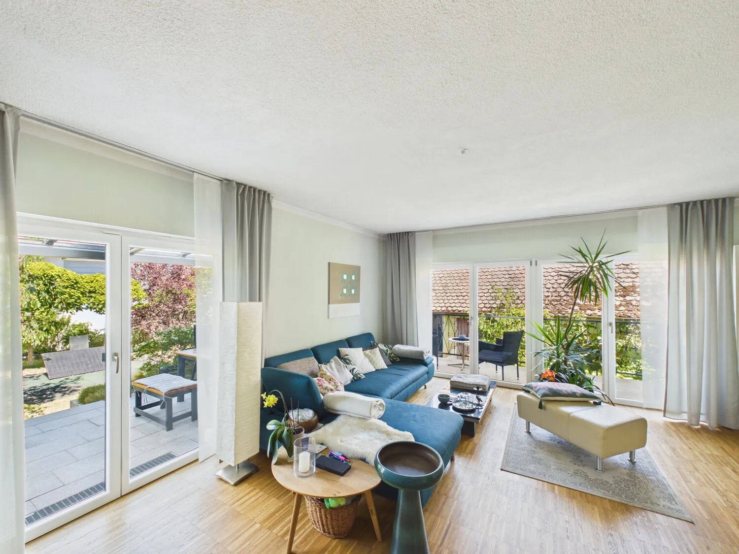 Wohnzimmer mit Terrasse und Balkon