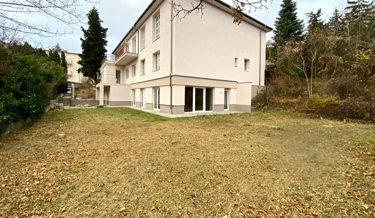 Mehrfamilienhaus mit vier Wohnungen in einer oder pro Wohnung, zwischen Orbánhegy und Kis-Svábhegy