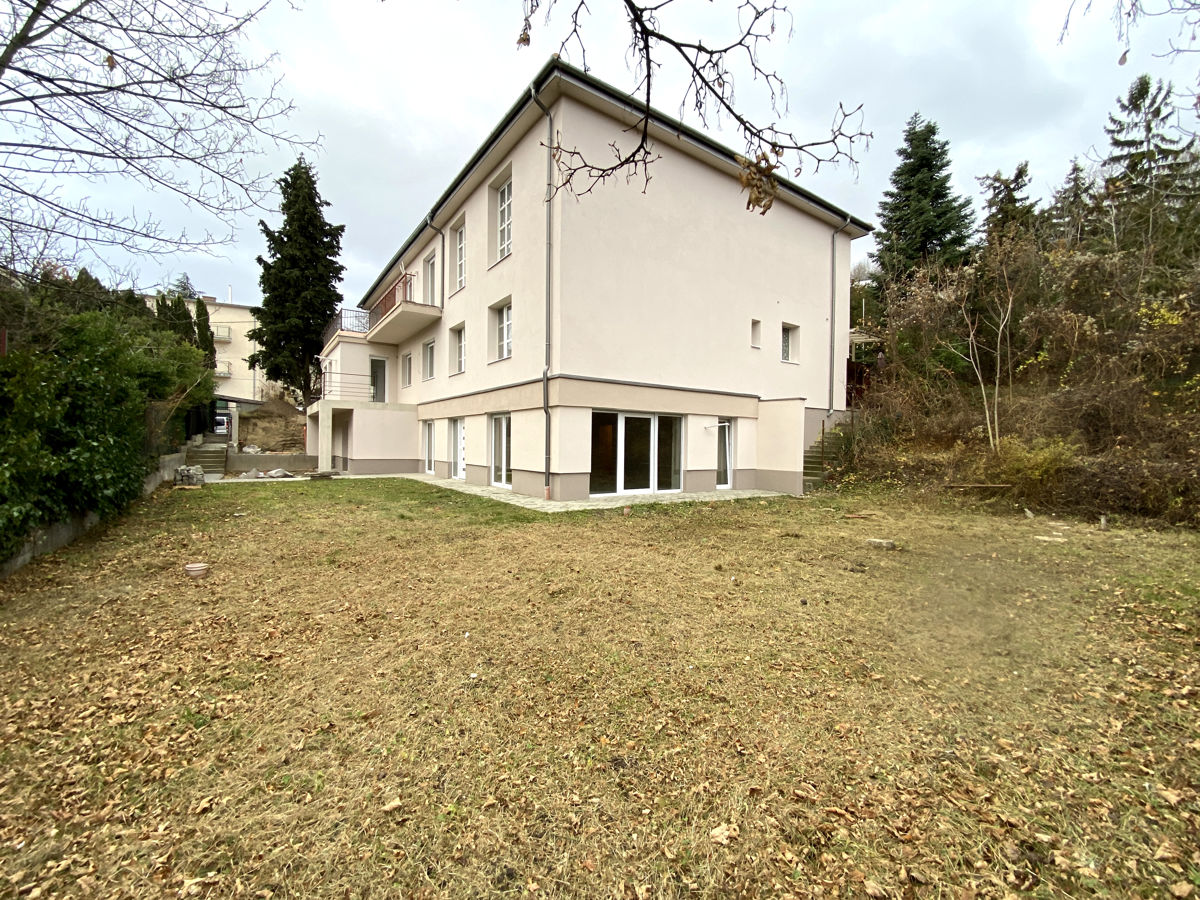 Mehrfamilienhaus mit vier Wohnungen in einer oder pro Wohnung, zwischen Orbánhegy und Kis-Svábhegy