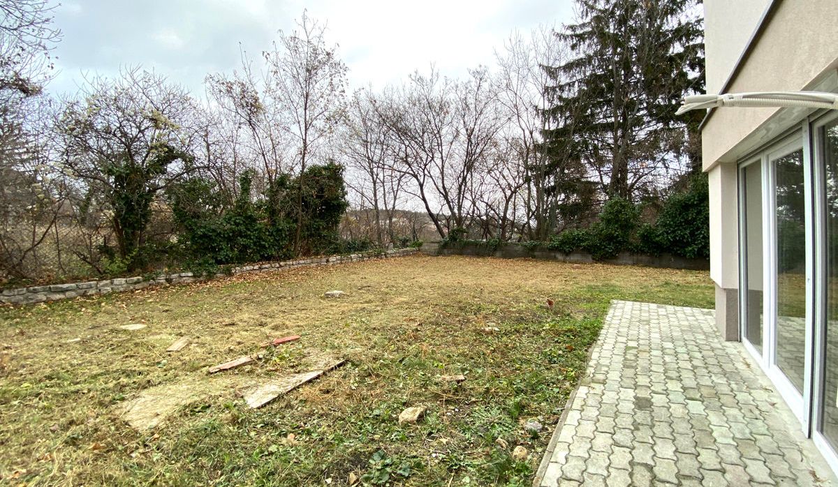 Mehrfamilienhaus mit vier Wohnungen in einer oder pro Wohnung, zwischen Orbánhegy und Kis-Svábhegy