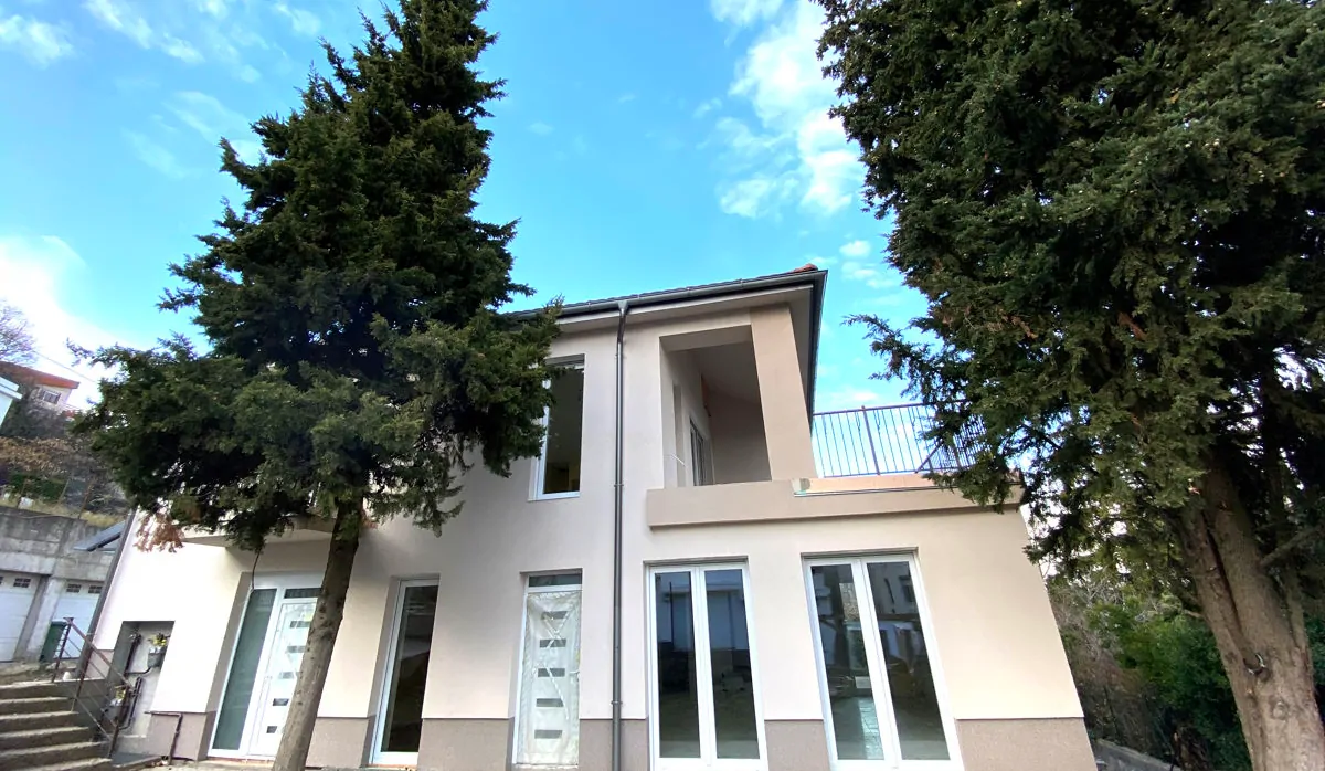 Belső kétszintes lakás, nagy terasszal a Hegyvidéken