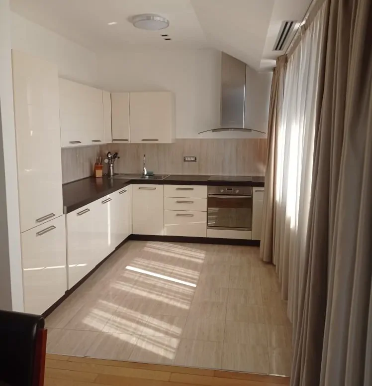 Wohnung mit großer Terrasse in der Nähe der Andrássy-Allee zu vermieten.