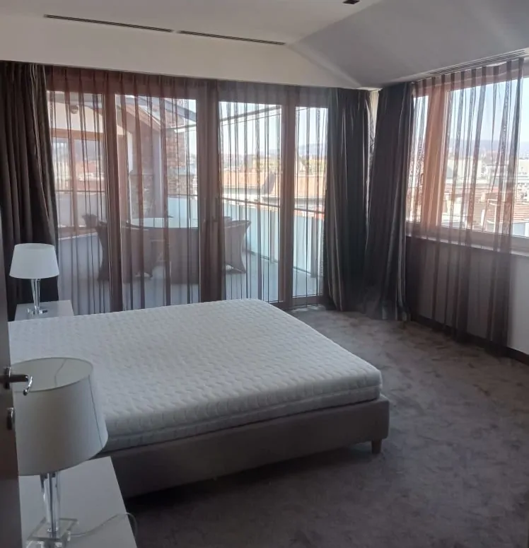 Wohnung mit großer Terrasse in der Nähe der Andrássy-Allee zu vermieten.