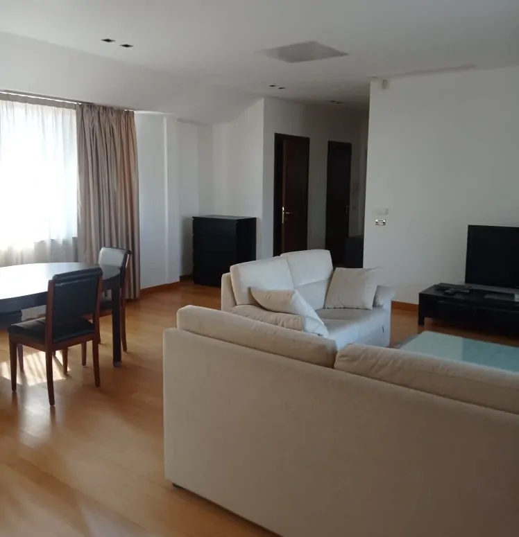 Wohnung mit großer Terrasse in der Nähe der Andrássy-Allee zu vermieten.