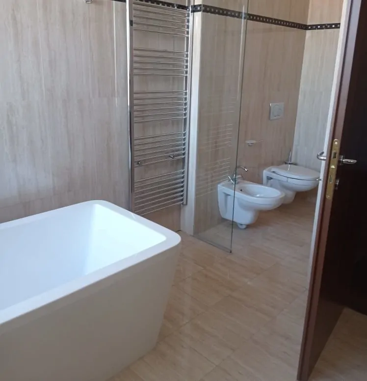 Wohnung mit großer Terrasse in der Nähe der Andrássy-Allee zu vermieten.