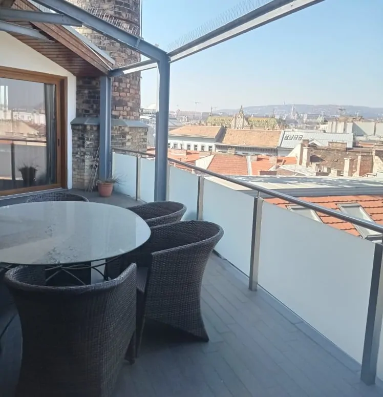 Wohnung mit großer Terrasse in der Nähe der Andrássy-Allee zu vermieten.