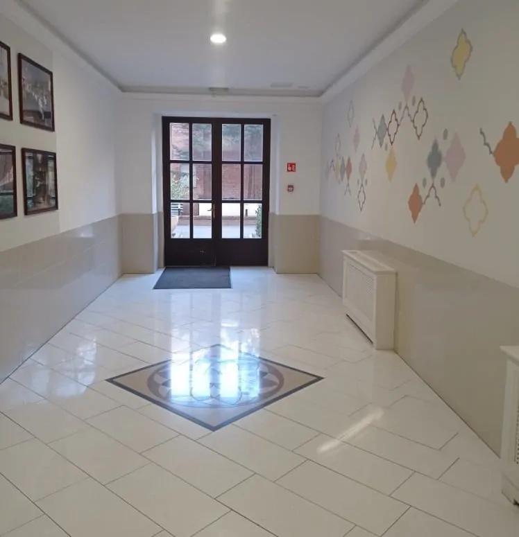 Wohnung mit großer Terrasse in der Nähe der Andrássy-Allee zu vermieten.