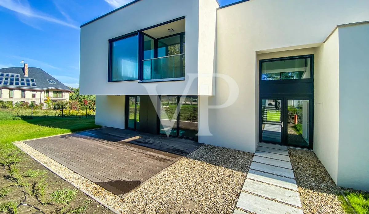 939A83A2-69C8-492B-B641-1A9298F0A082