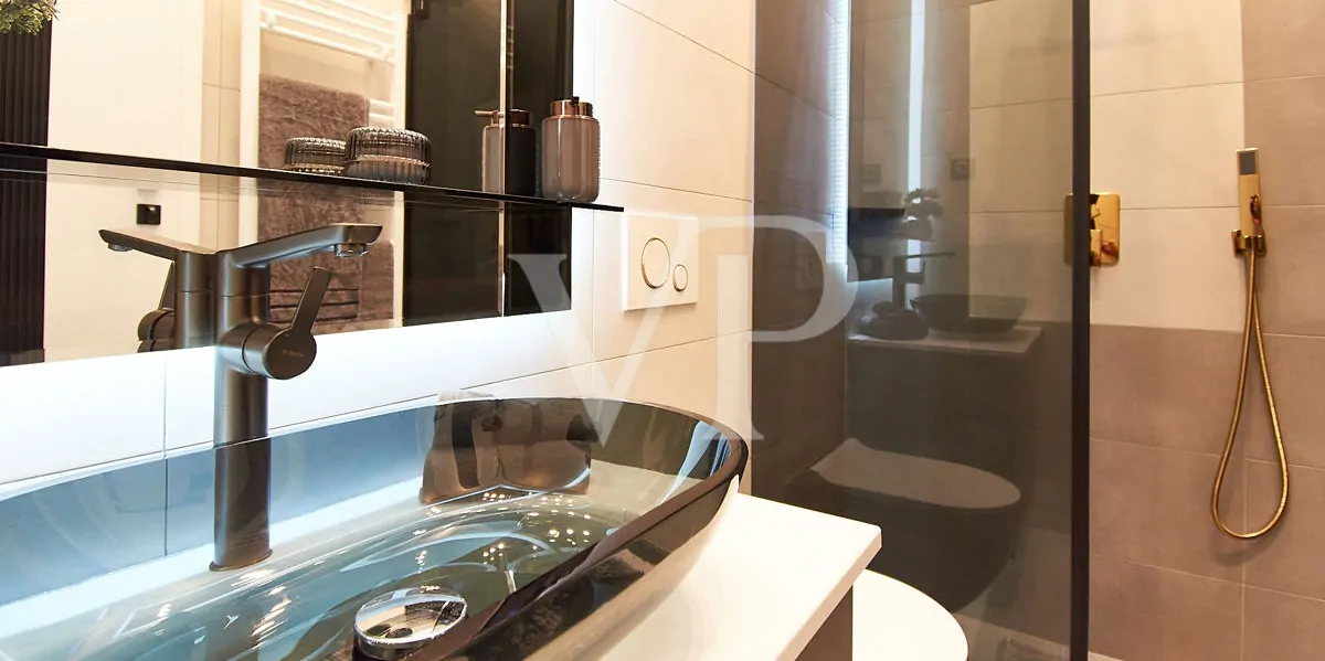 Klassische Eleganz und modernes Design im Stadtzentrum, am Donauufer.