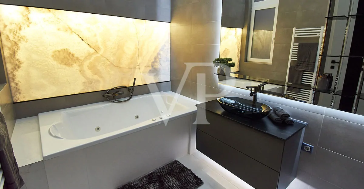 Klassische Eleganz und modernes Design im Stadtzentrum, am Donauufer.