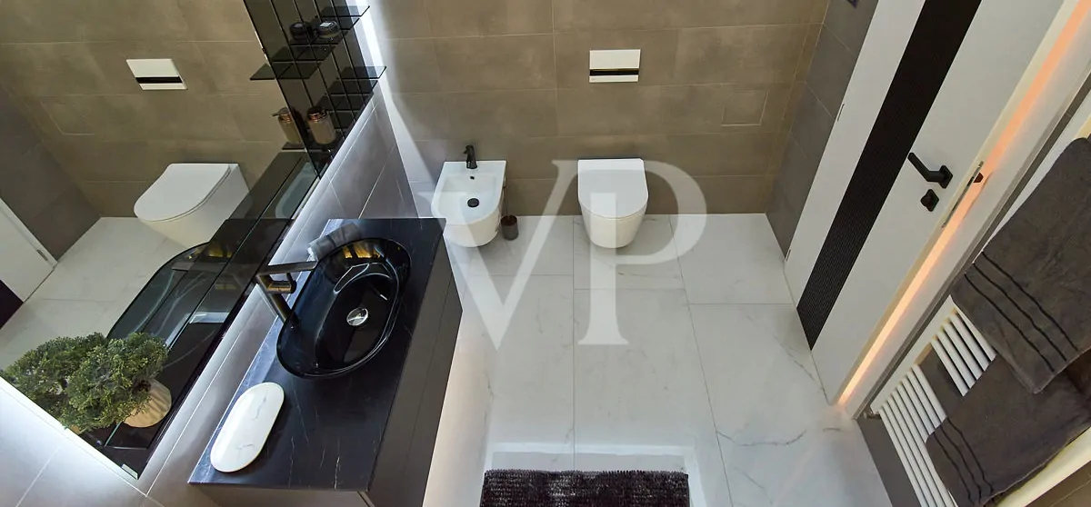 Klassische Eleganz und modernes Design im Stadtzentrum, am Donauufer.