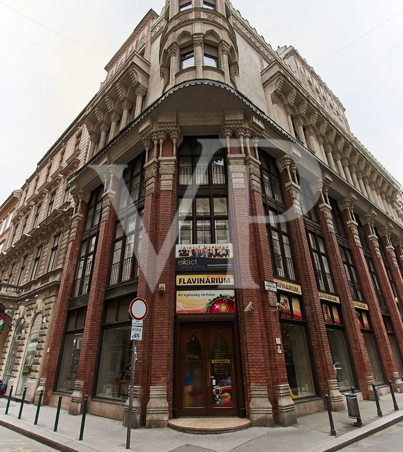 Klassische Eleganz und modernes Design im Stadtzentrum, am Donauufer.