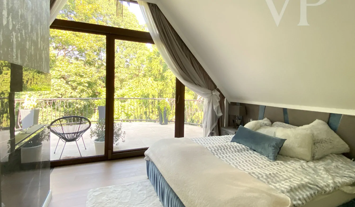 26251348-669D-401B-932D-11FCB0582312