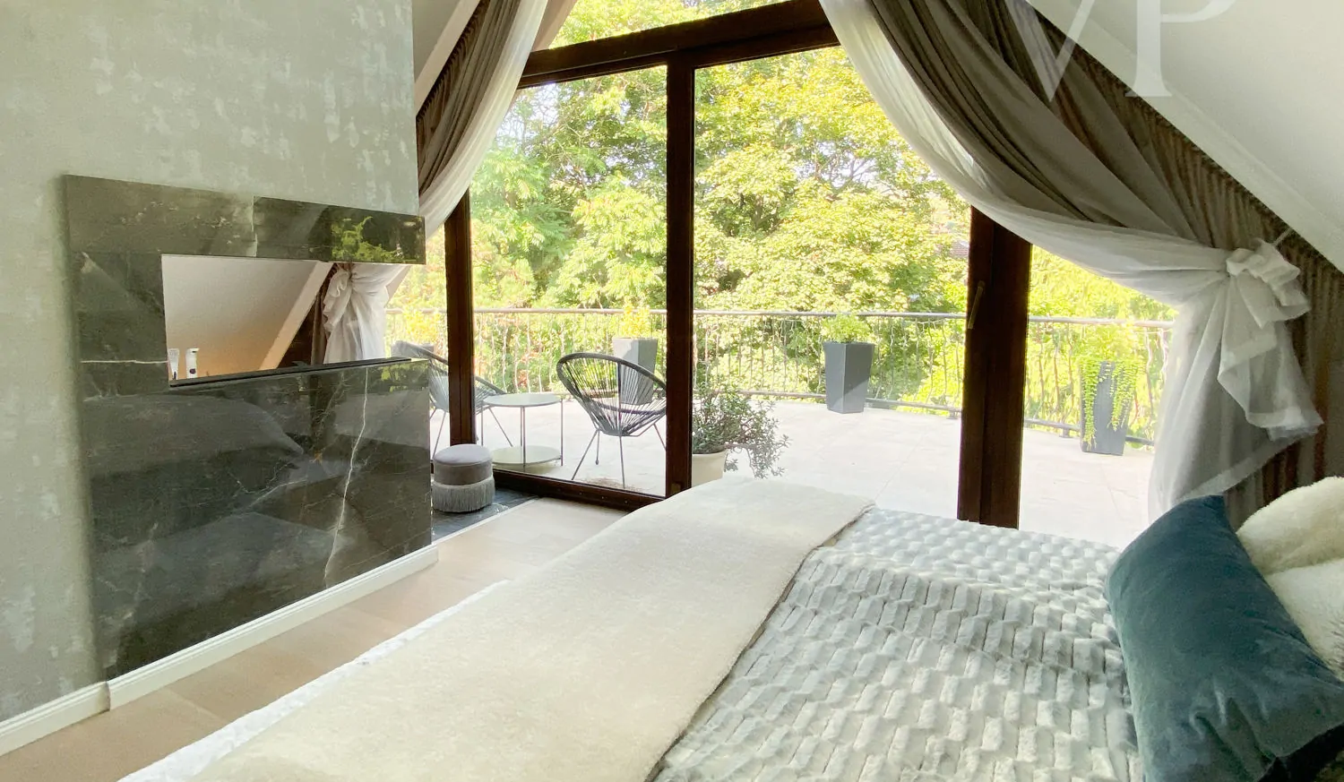 69A5F0E4-F188-4BD4-8758-DF33658CDA25