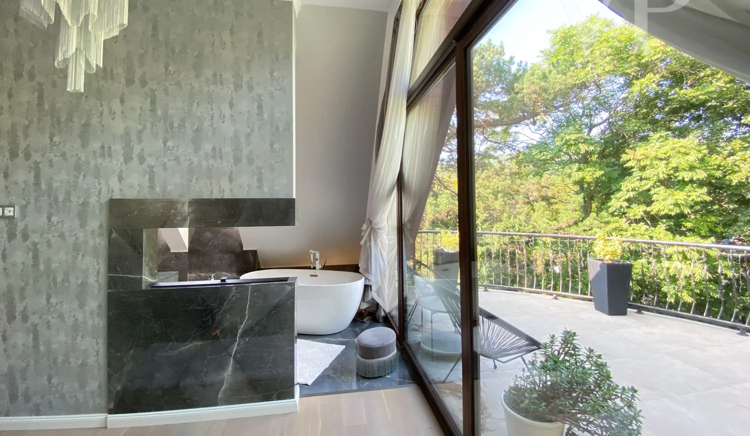 2BFD92DA-05E5-4A0A-B7BC-5849B2659CAA