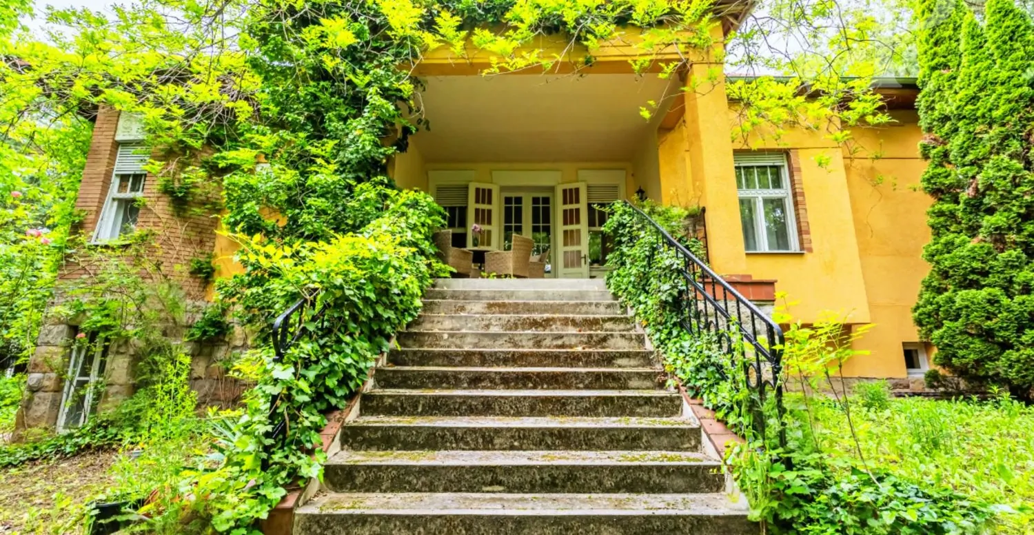 Kertre néző erkély