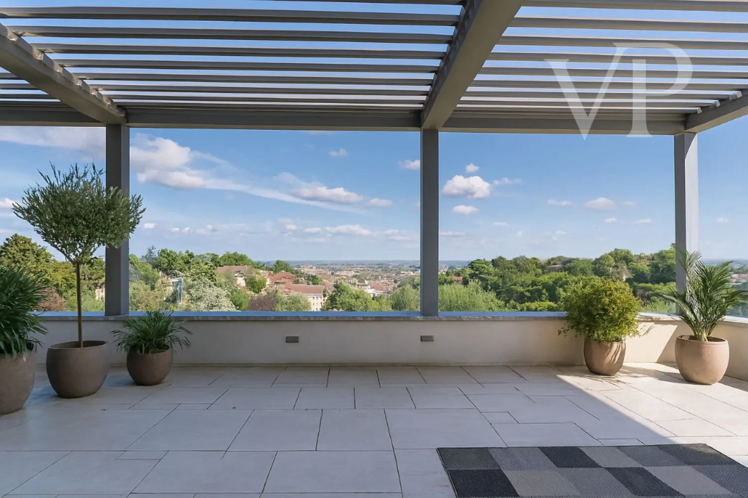 Panorama, Luxus, architektonische Eleganz. Außergewöhnliche Villa in Budapest, in der Nähe internationaler Schulen.