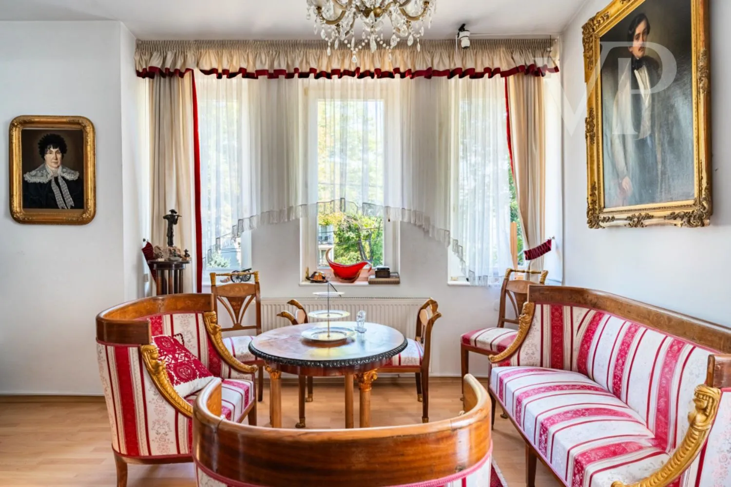 Időtálló bauhaus újragondolásra készen. Eladó villa a Rózsadombon.