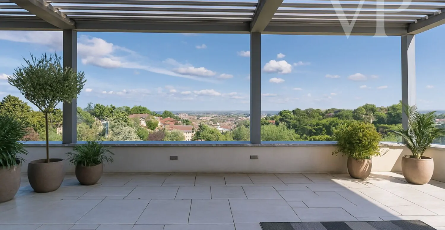 A nappali városi pan növényekkel