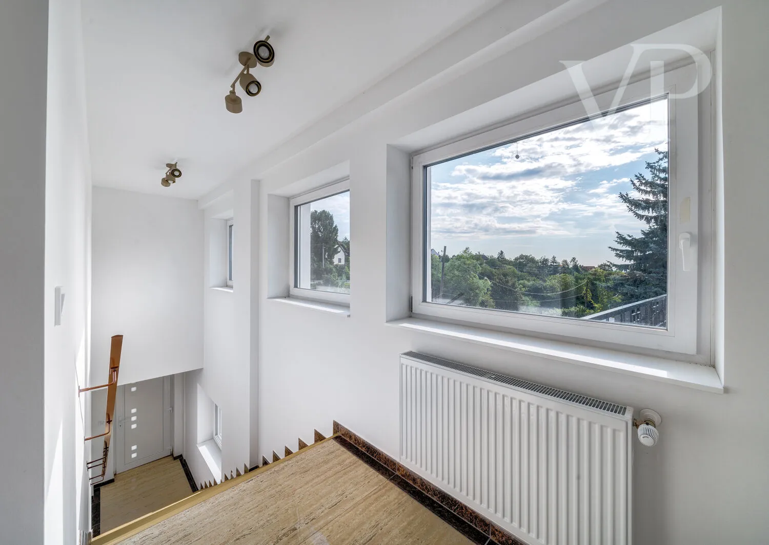 belső lépcsőház az alsó szintről a középső szintre