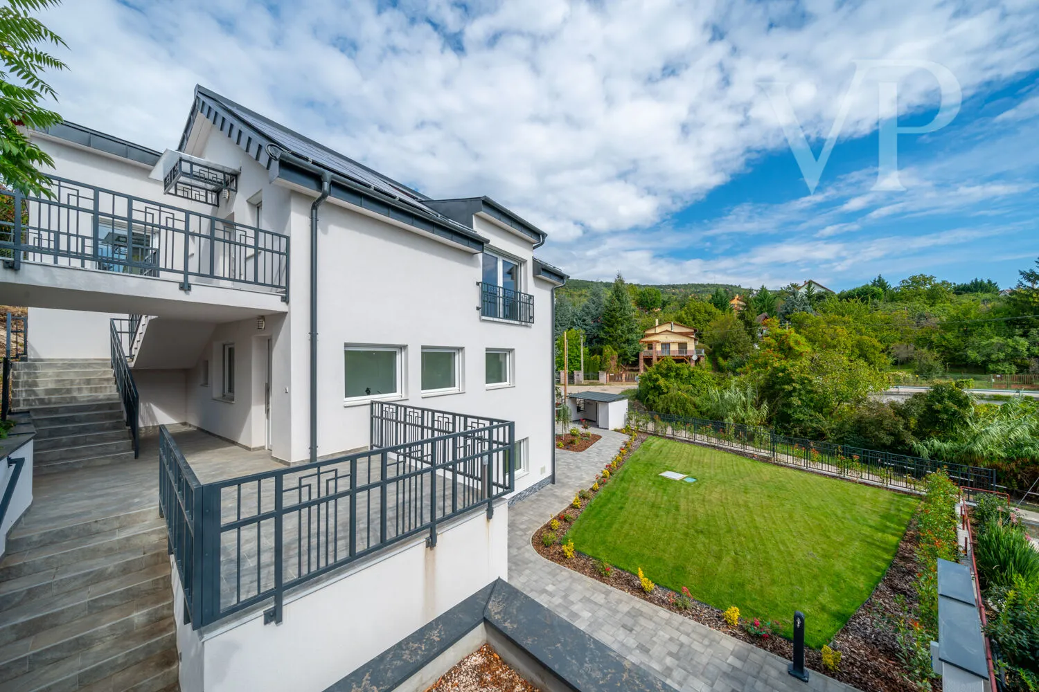 Budaörsi 3 lakásos ingatlan – többgenerációs otthon, iroda vagy magánklinika céljára.