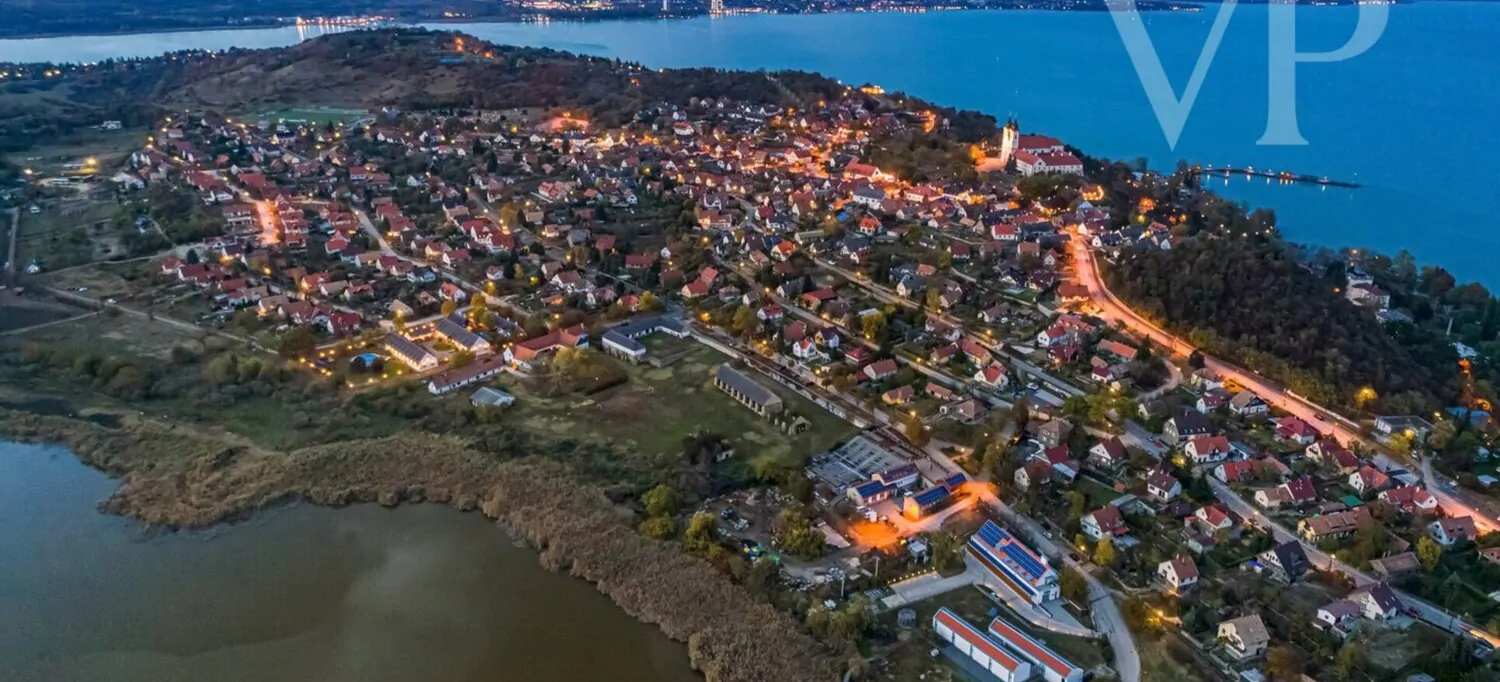 Ház Tihanyban – panoráma, elegancia és modern kényelem.