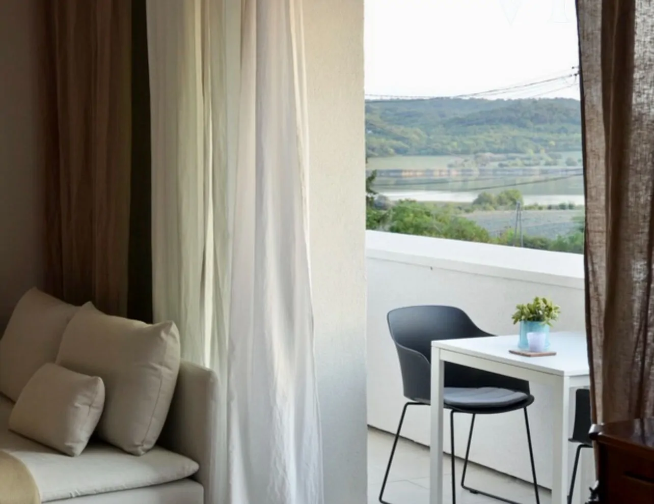 Ház Tihanyban – panoráma, elegancia és modern kényelem.