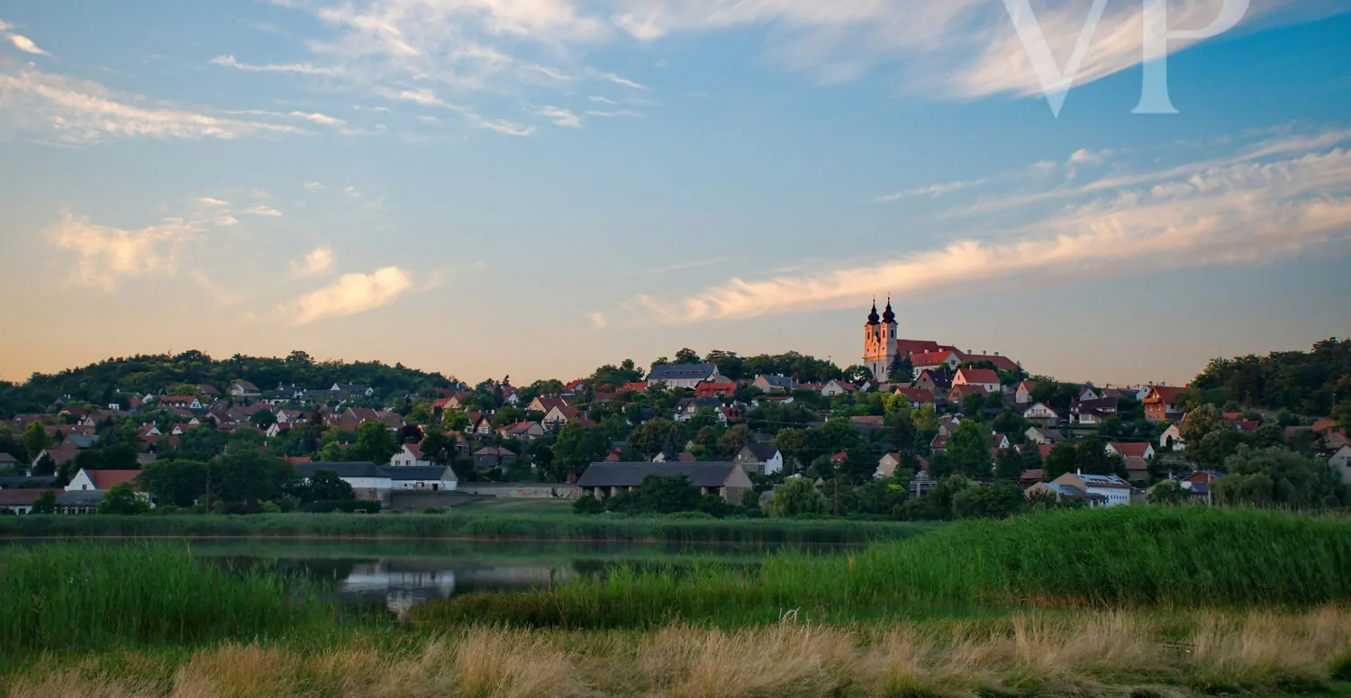 Ház Tihanyban – panoráma, elegancia és modern kényelem.