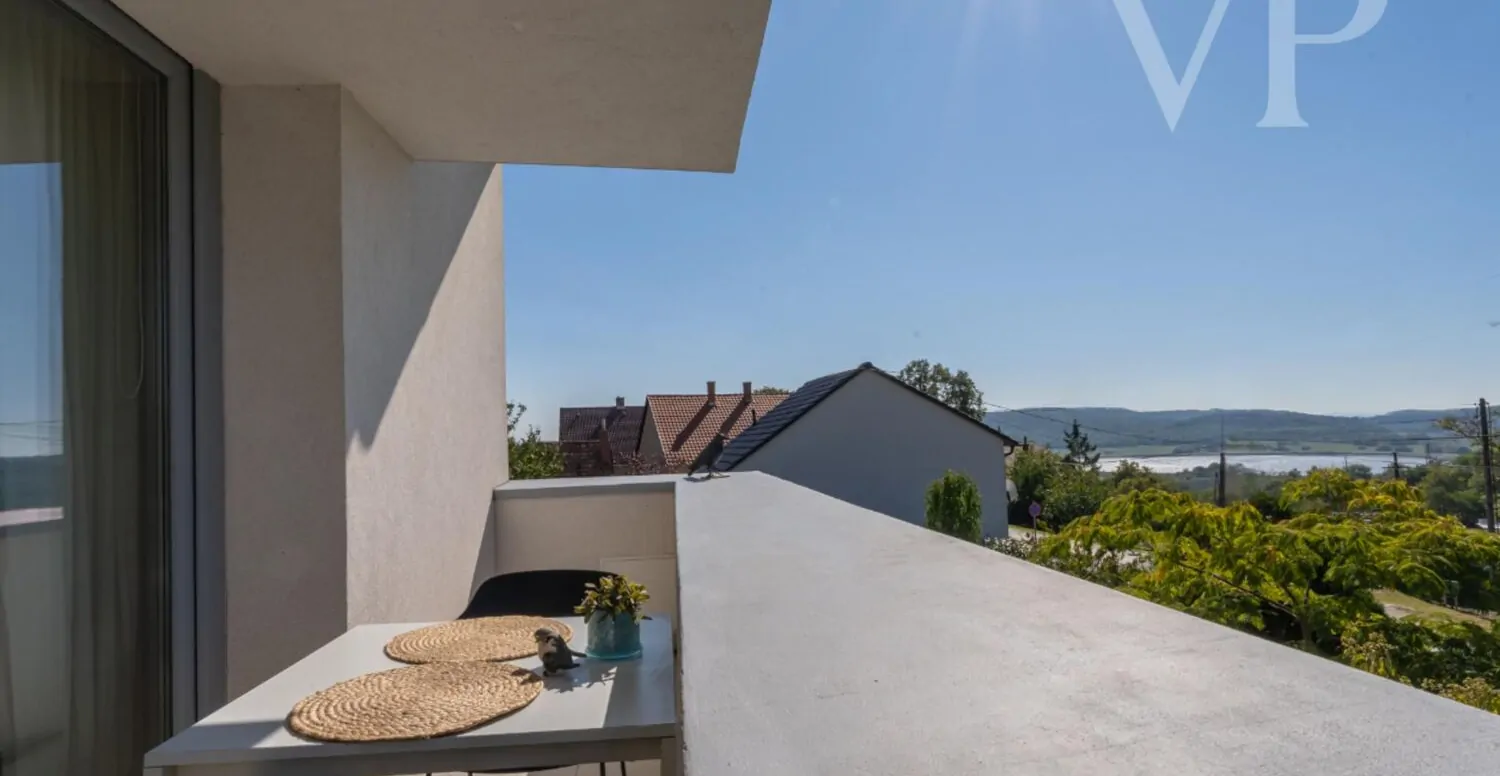 Ház Tihanyban – panoráma, elegancia és modern kényelem.