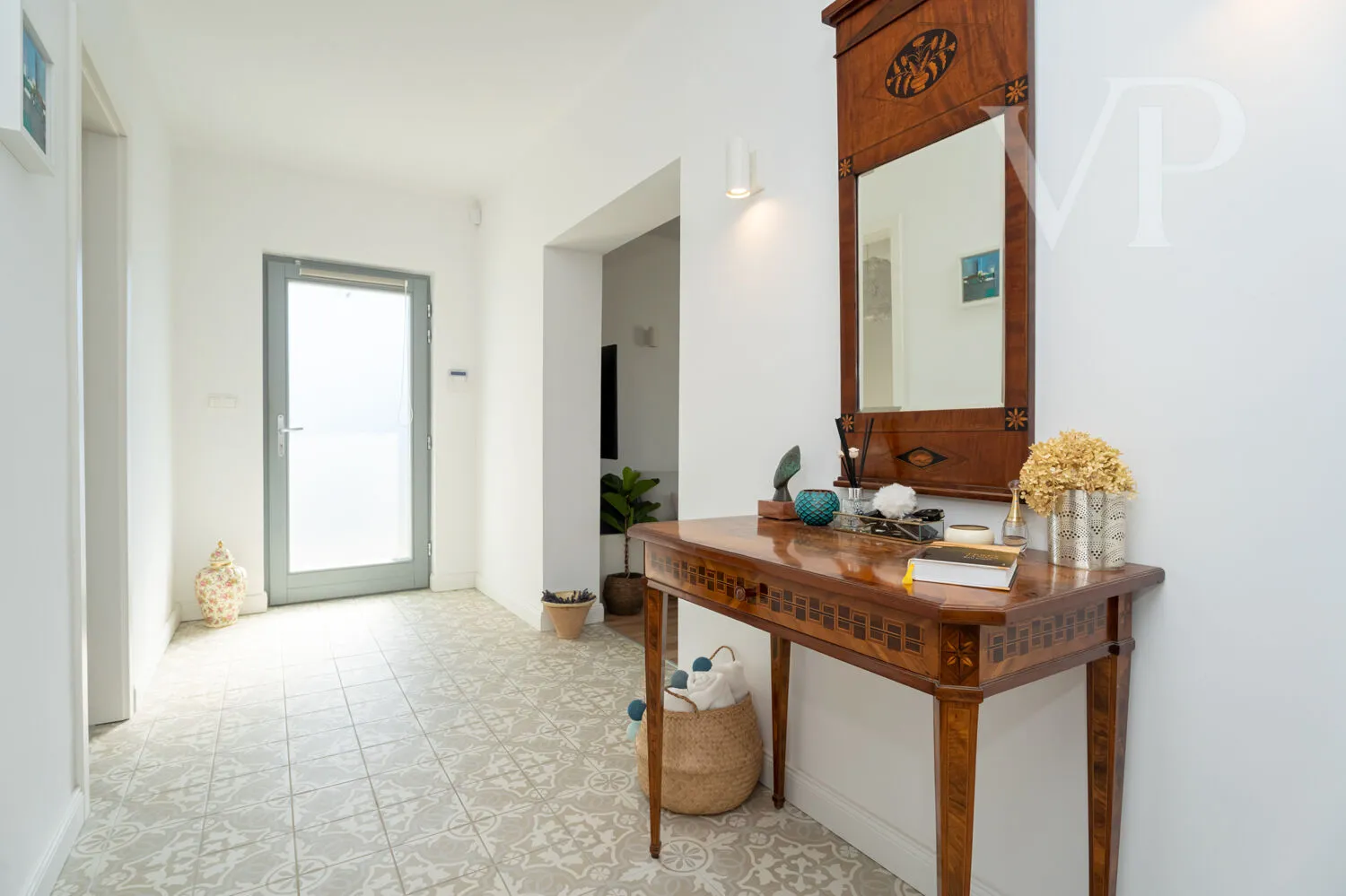 Ház Tihanyban – panoráma, elegancia és modern kényelem.