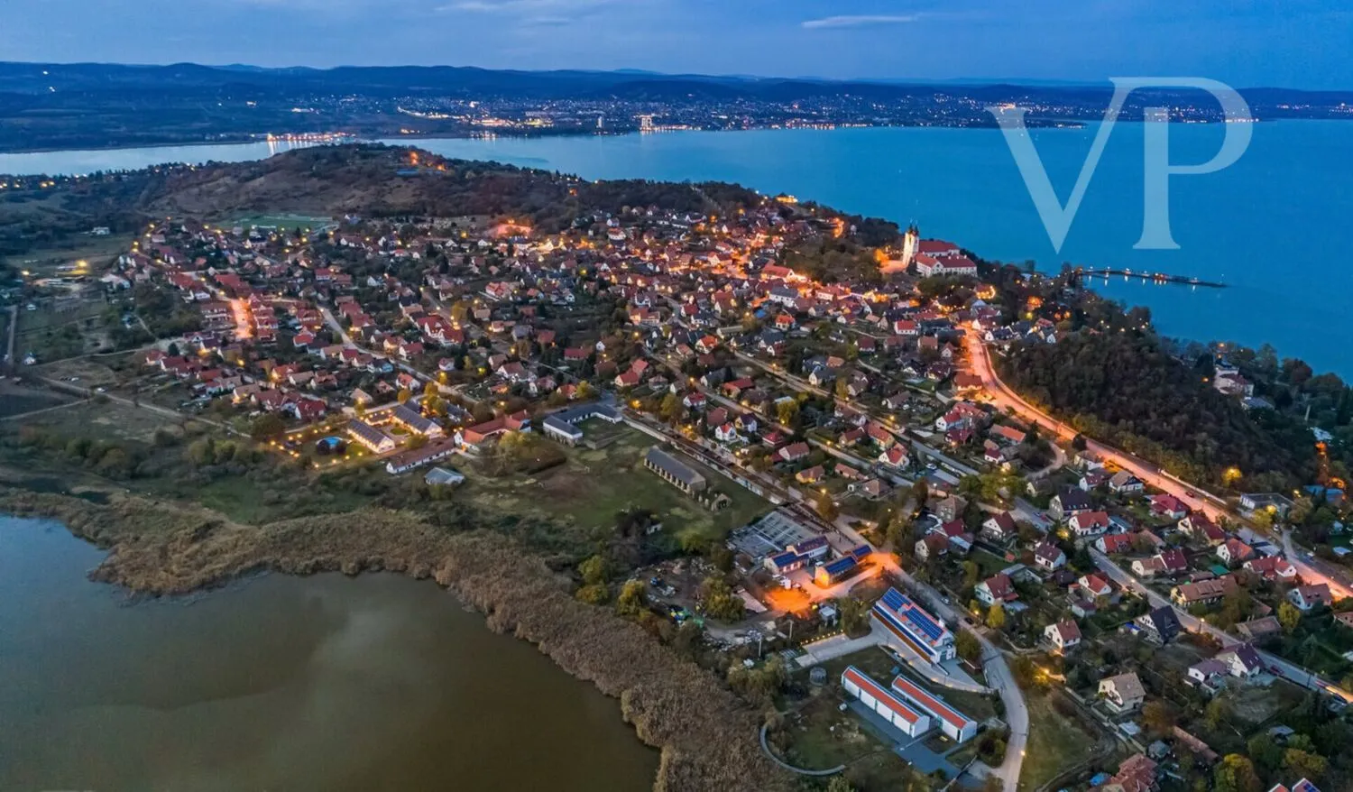 Ház Tihanyban – panoráma, elegancia és modern kényelem.