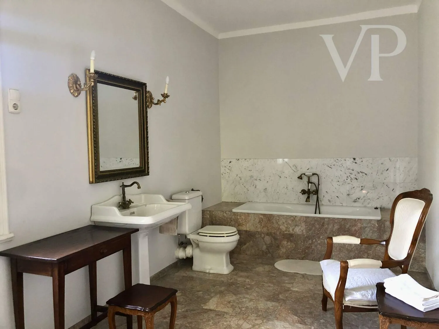 e8da1054-8a70-4b19-b147-787d3924193c