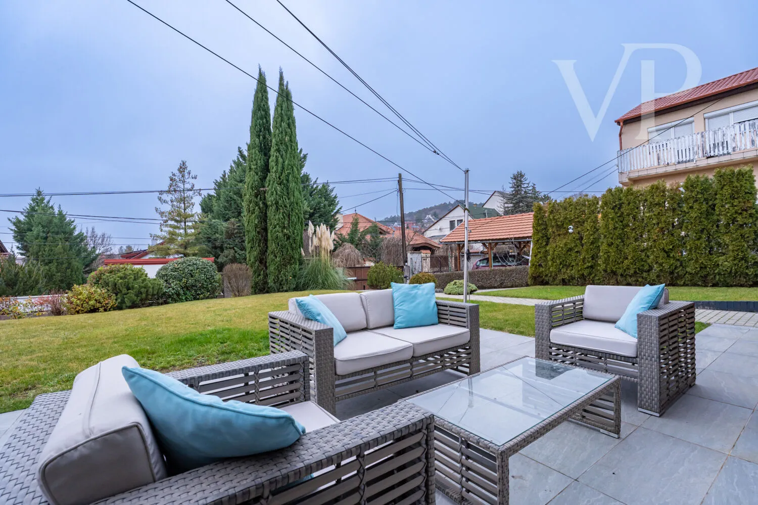 Nappalihoz kapcsolódó terasz