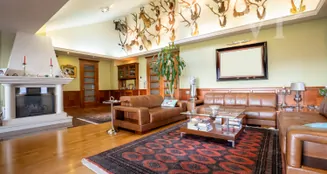 von_poll_real_estate_property_HU26439716_image_220