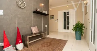 von_poll_real_estate_property_HU26439716_image_245