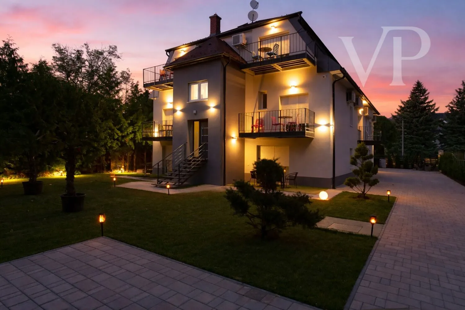 Investitionsmöglichkeit am Balaton. Modernes Gästehaus zu verkaufen, 10 Minuten vom Strand entfernt in Balatonfüred.
