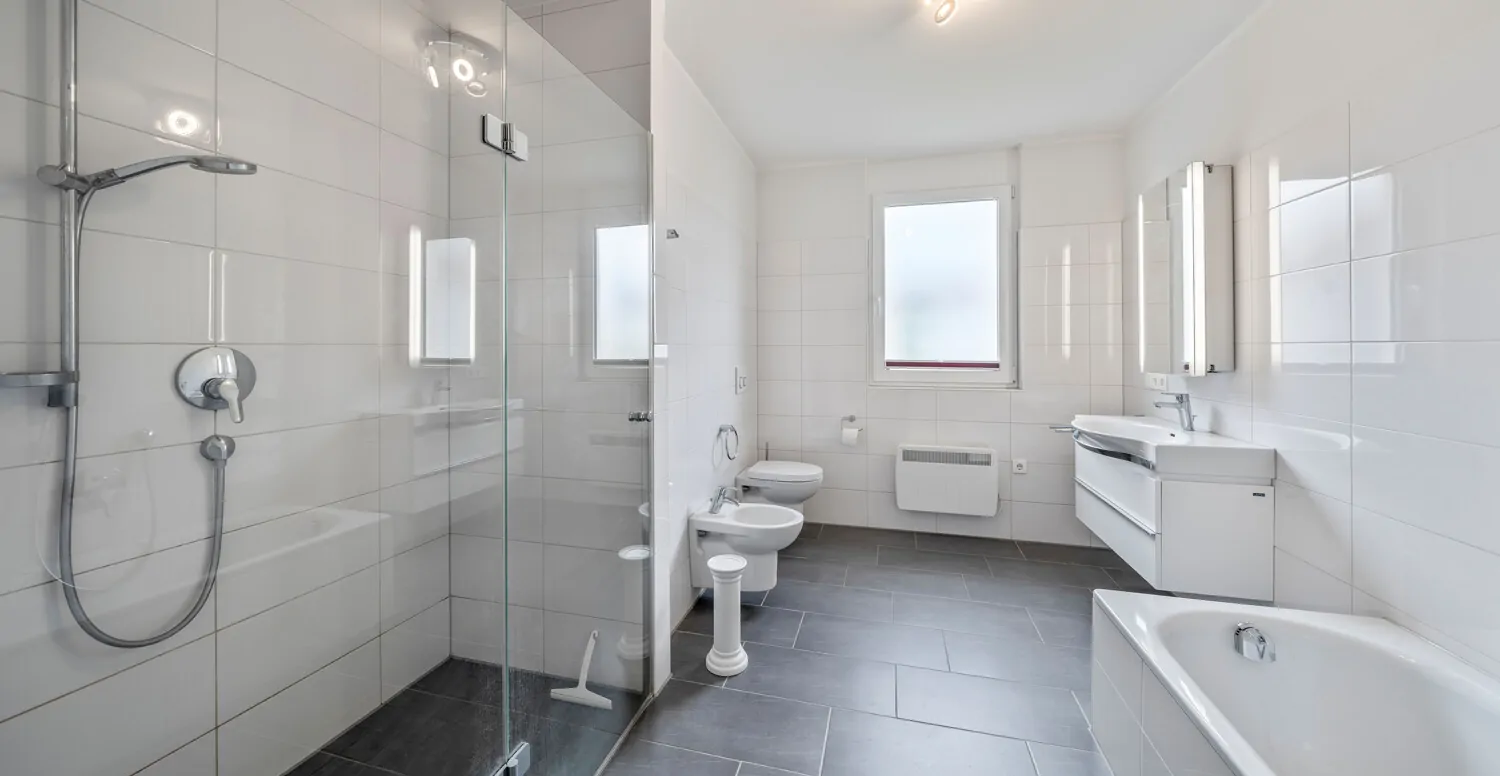 Großes Bad mit Badewanne und begehbarer Dusche