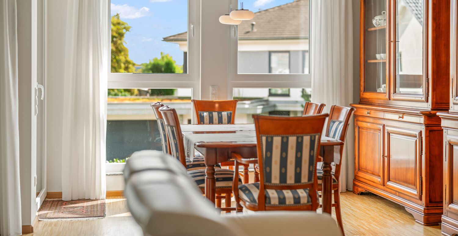 Wohnzimmer mit Zugang zum Balkon