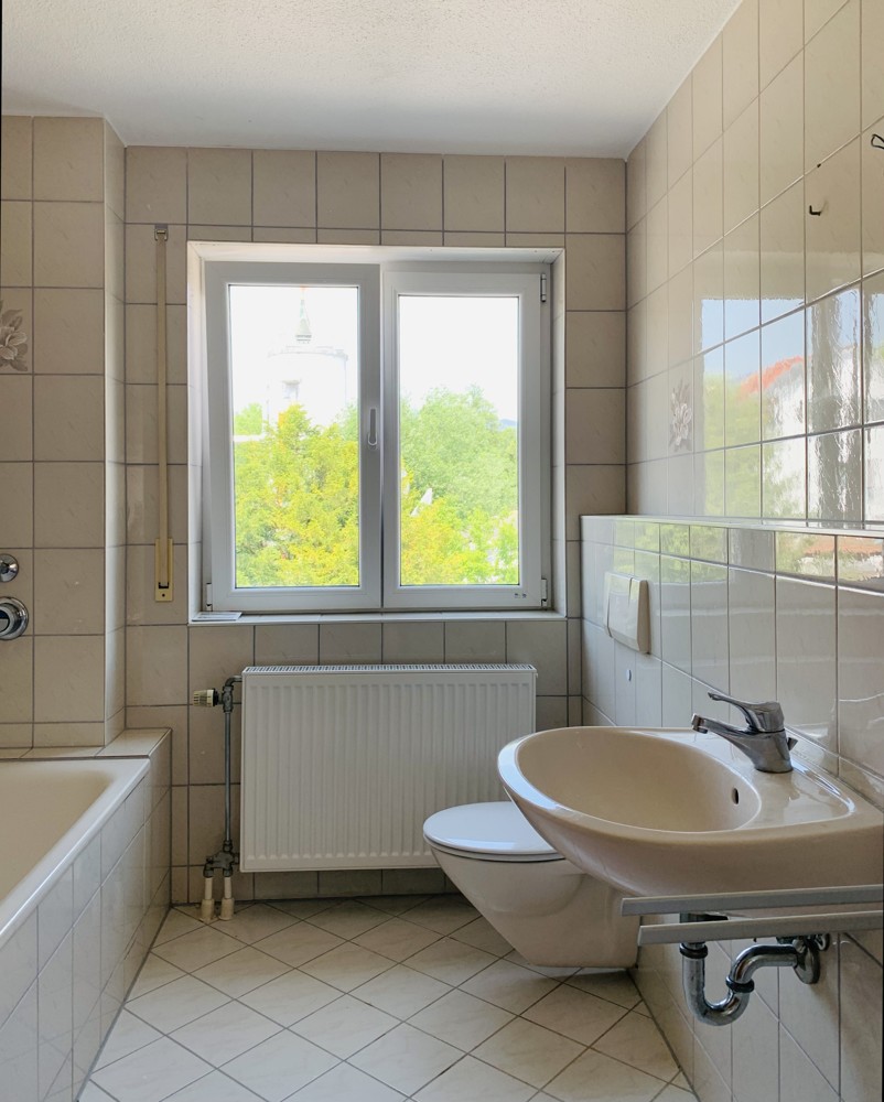 Bad mit Fenster, Wanne und Dusche